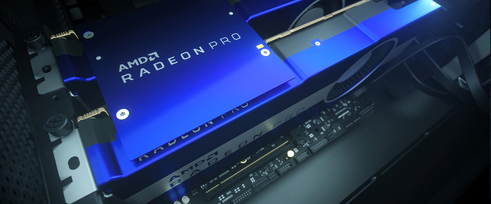 Immagine pubblicata in relazione al seguente contenuto: AMD lancia la video card Radeon Pro VII con GPU Vega 20 e 16GB di VRAM HBM2 | Nome immagine: news30756_AMD-Radeon Pro VII_2.jpg